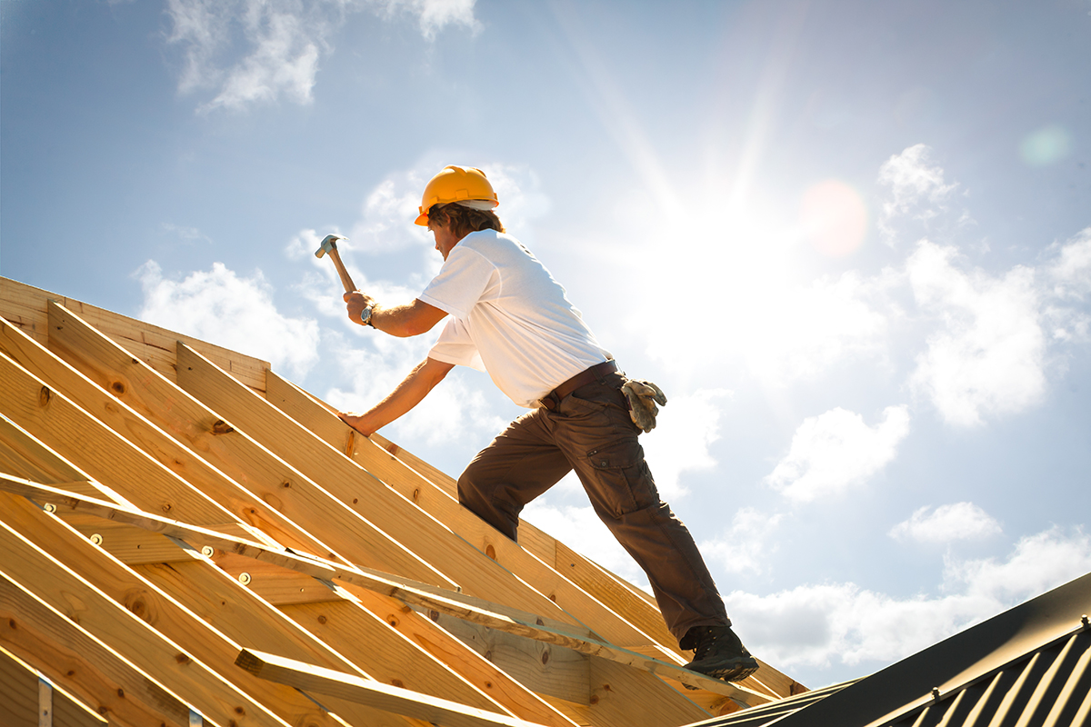 Professioneller Dachdecker in Brandenburg an der Havel – Ihr Meisterbetrieb Dachdecker bei der Arbeit in Brandenburg an der Havel auf einem Holzdachgerüst