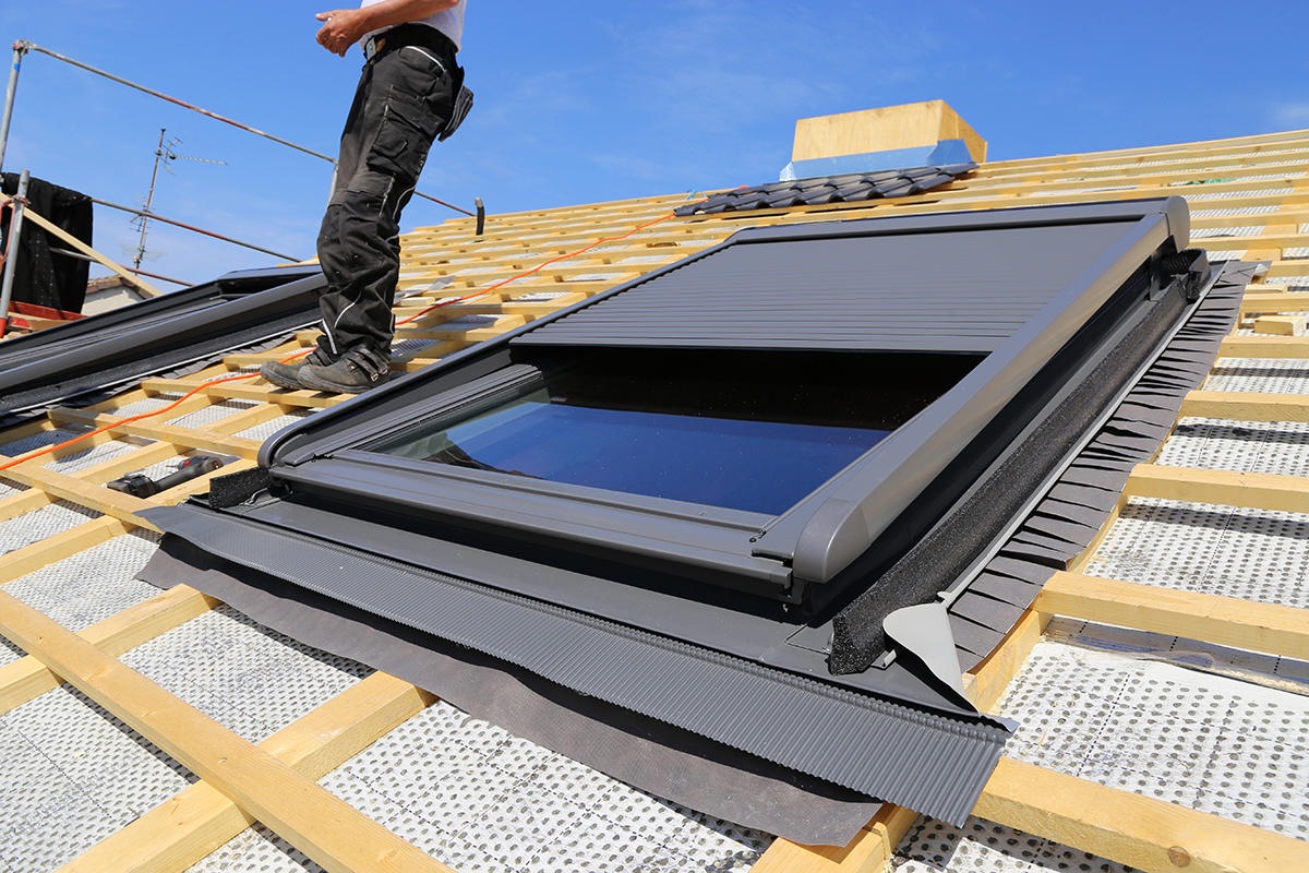 Geöffnete Dachfenster beim Einbau mit modernen Rollläden