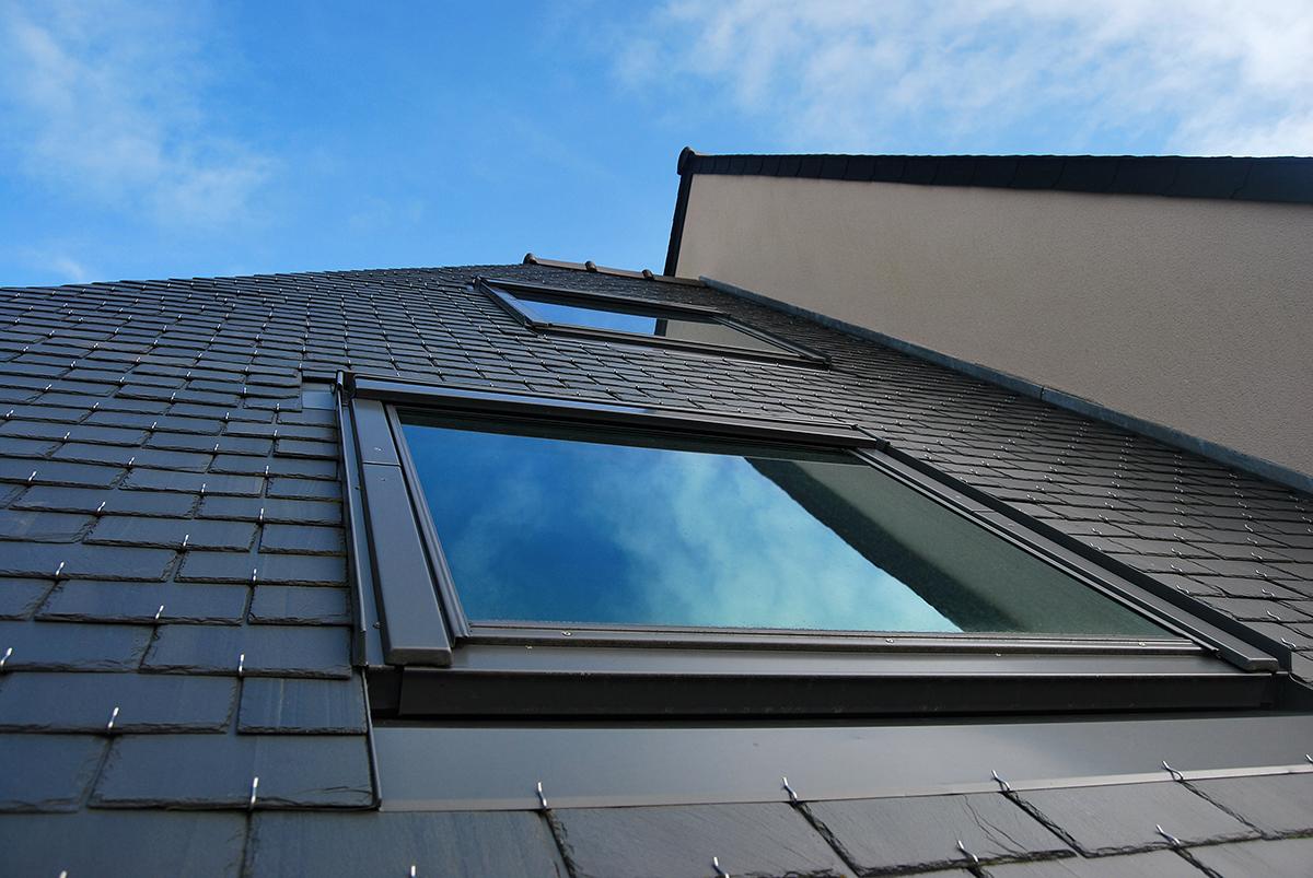 Dachfenster in Brandenburg professionell einbauen lassen Neue Dachfenster in einem geneigten Dach in Brandenburg installiert