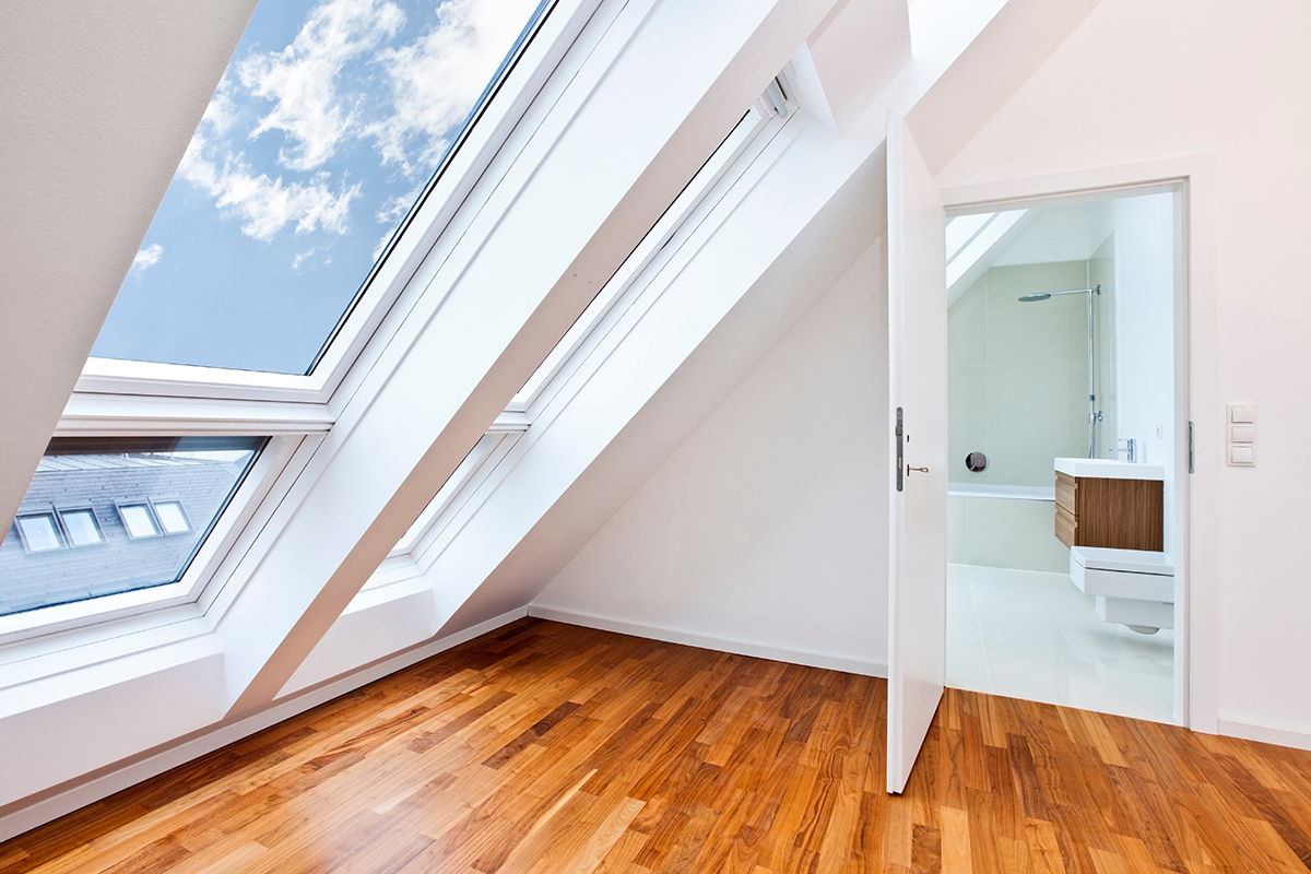 Mit dem VELUX Dachfenster Konfigurator die ideale Lösung finden Heller Raum mit modernem VELUX Dachfenster – perfekte Wahl über den Dachfenster Konfigurator