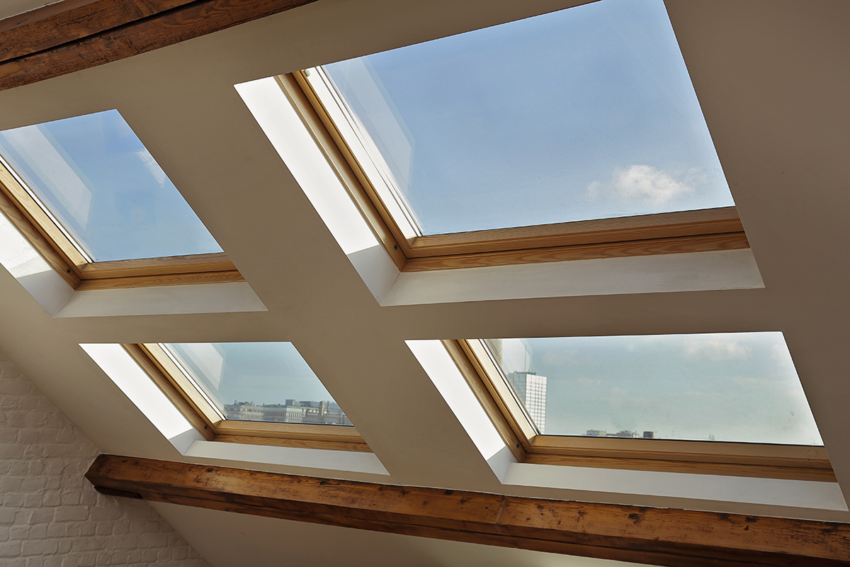 VELUX Dachfenster individuell planen mit dem praktischen Konfigurator Vier VELUX Dachfenster mit Holzrahmen – Konfiguration passend zum Altbau